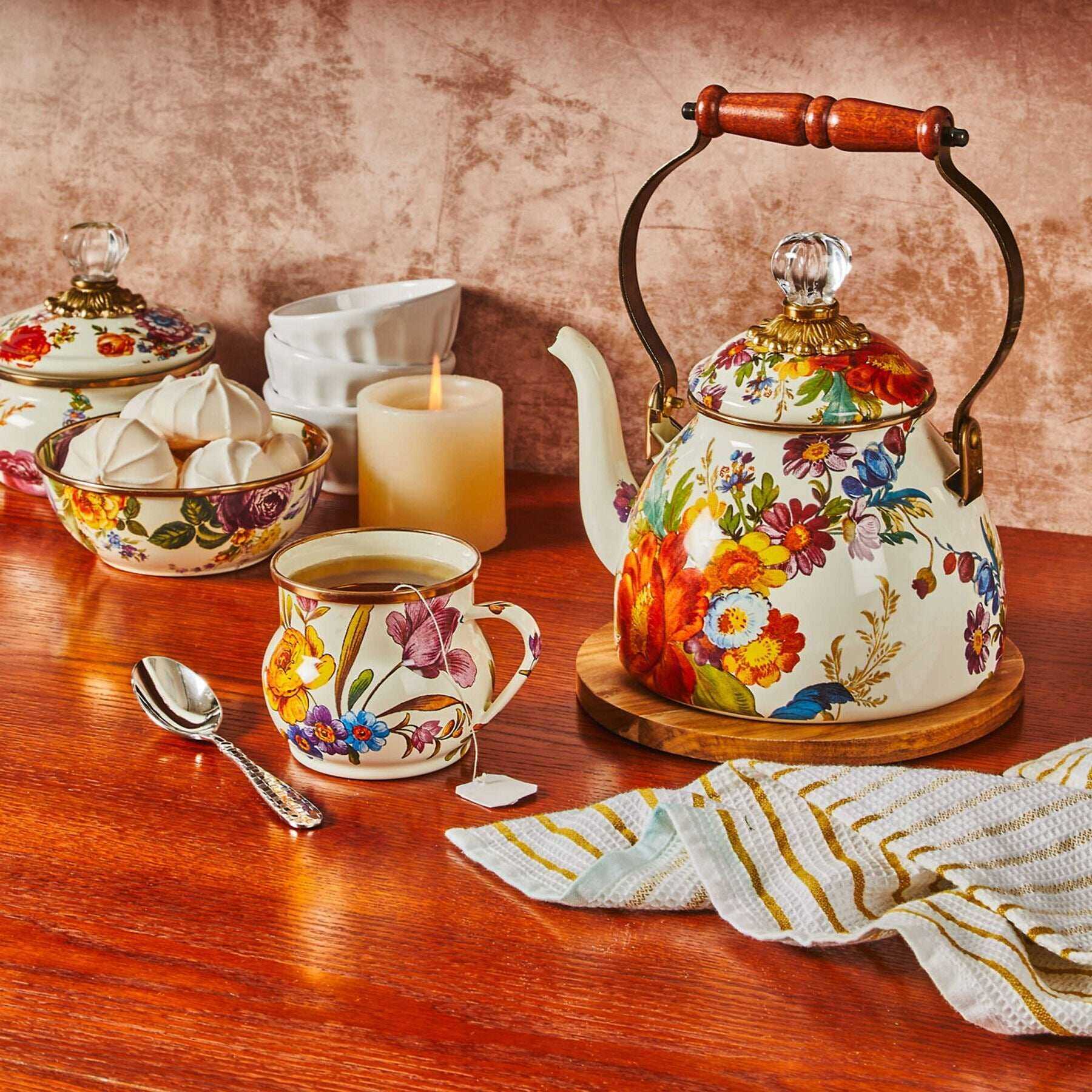 Flower Market White Enamel Tea Kettle by Mackenzie-Childs 1,89L